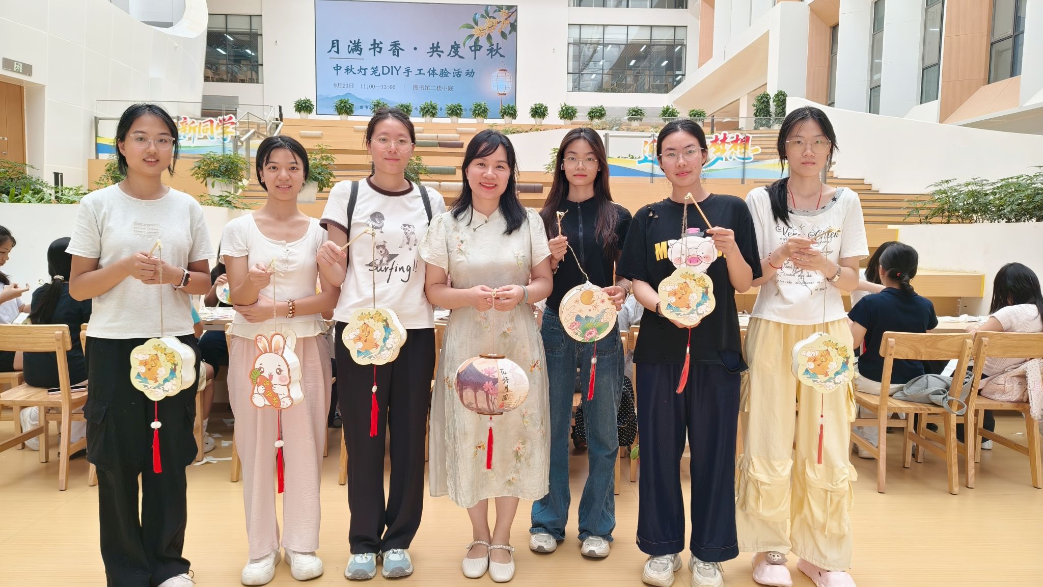月满书香·共度中秋——图书馆开展中秋灯笼DIY手工体验活动
